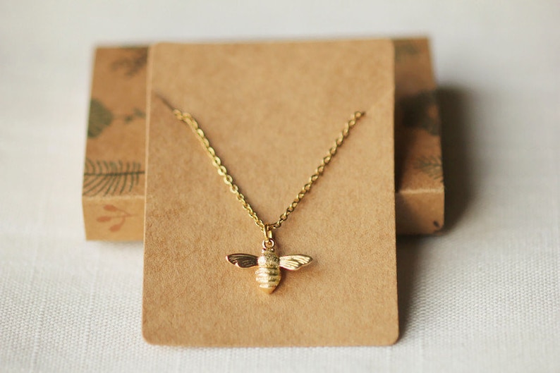 bee-jewelry-gift-ideas-minimalistic-bee-pendant-necklace